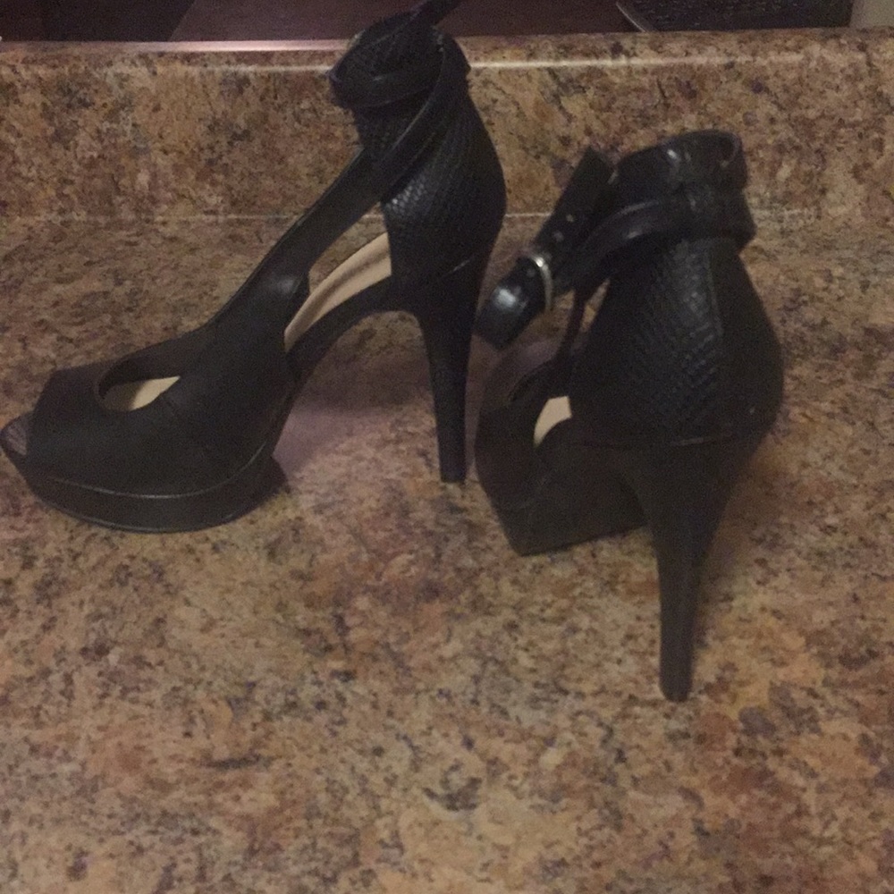 Heels - Picture 4 of 4
